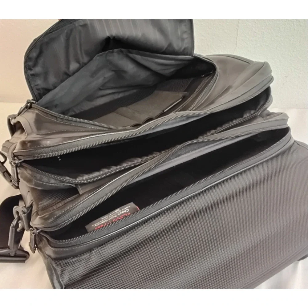 Tumi Messenger Bag Men's Leather Laptop Sleeve Commuter Bag Work Travel #Z5791